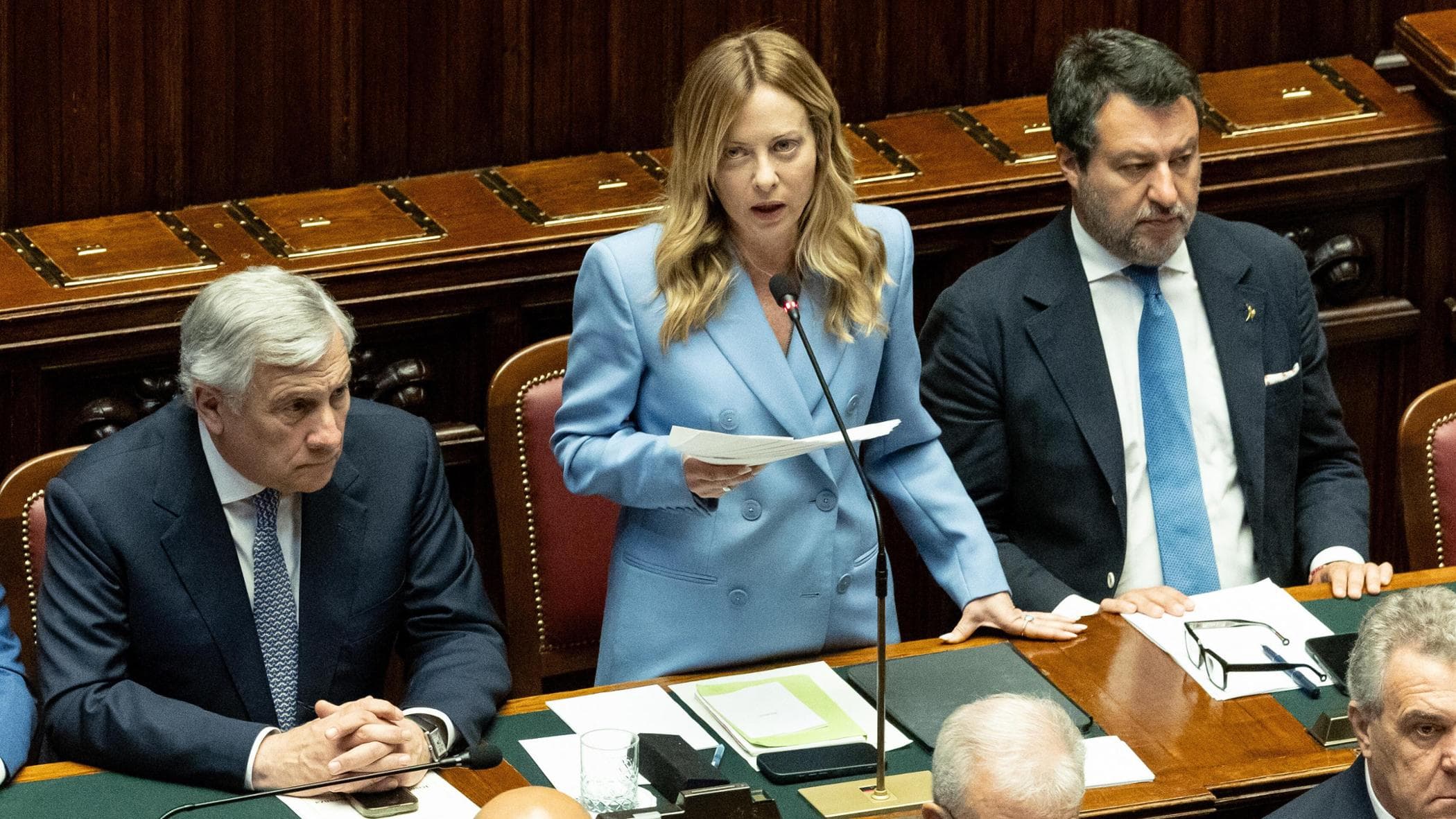 La diretta Meloni attacca Vannacci: “Voi votate con la sinistra, altro che vera destra”. Schlein: “Avete fallito, fatevi aiutare”. E Renzi ironizza su “Lady Tax” | L'affondo del