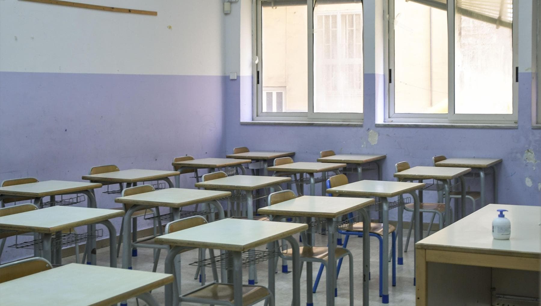 Nel Modenese studente punta una pistola giocattolo contro professore: “Dammi le sigarette o sparo”