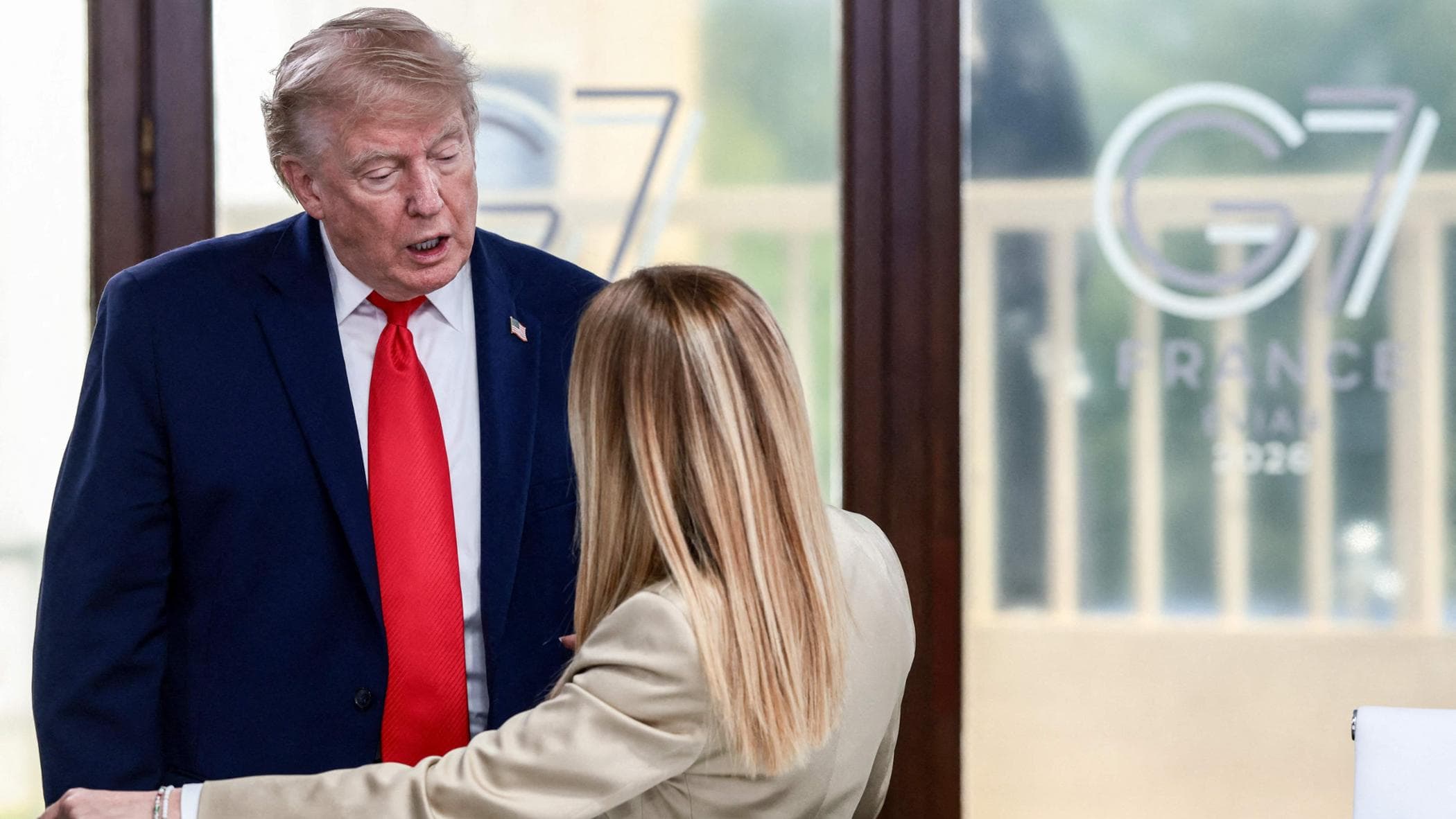 Furia Trump contro Meloni: “Mi fa pena, voleva foto con me”. La premier: “Allibita, mai implorato”