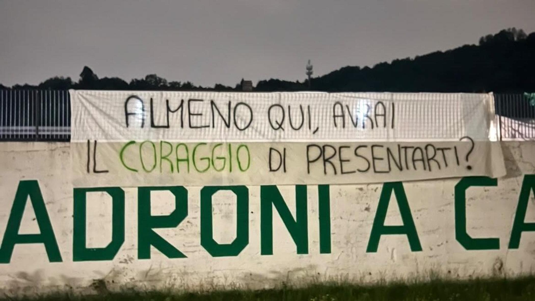 Pontida, uno striscione evoca la notte delle scope per Salvini: “Qui avrai il coraggio di venire?”