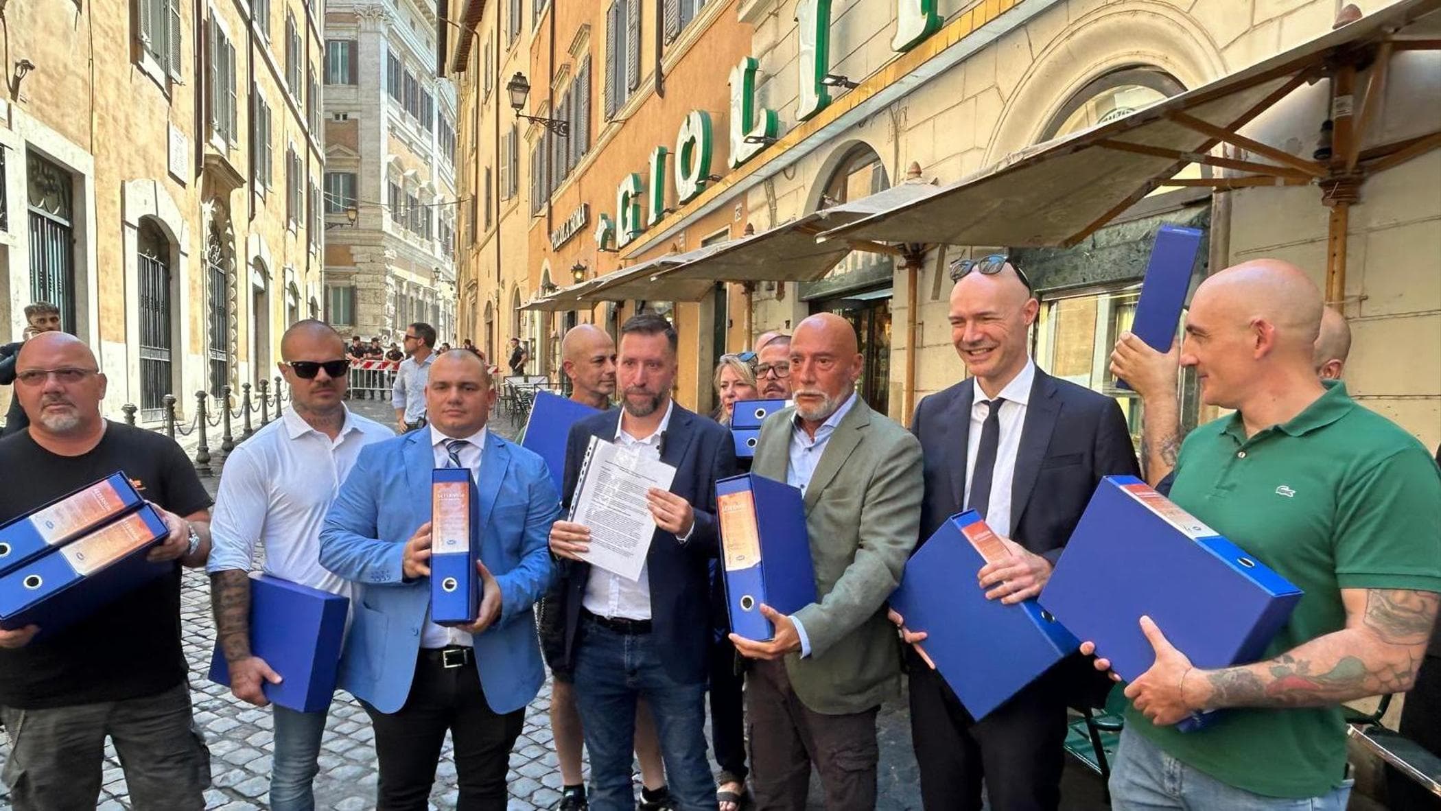 CasaPound consegna alla Camera firme per il pdl sulla remigrazione: “Vittoria del popolo italiano”