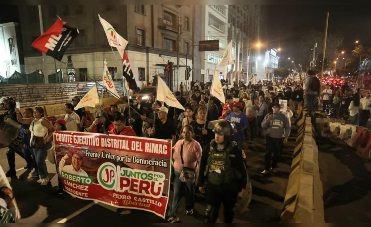 Simpatizantes de Juntos por el Perú marchan en el Centro de Lima pidiendo la "defensa del voto popular"