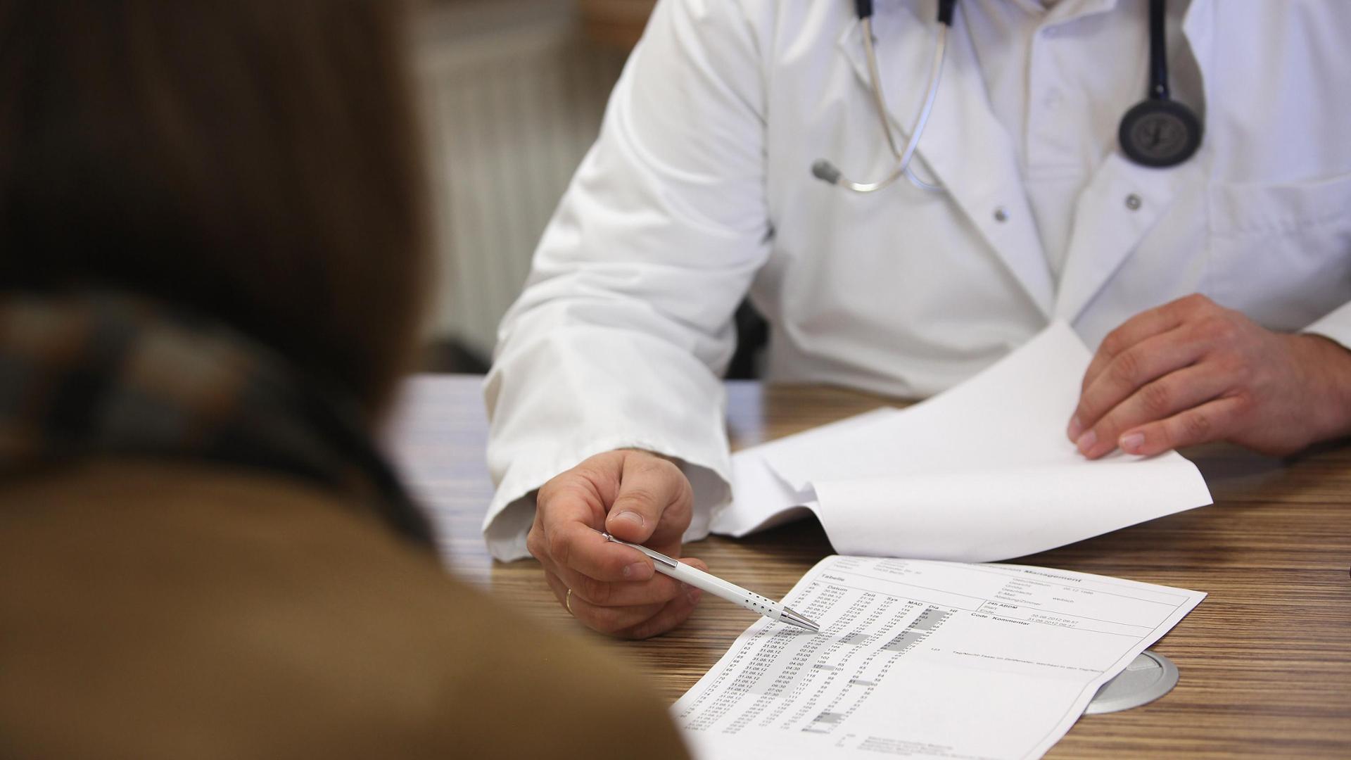 Medici di famiglia, addio riforma. Meloni: “Troppi contrasti, non me la sento”. Cosa succede adesso