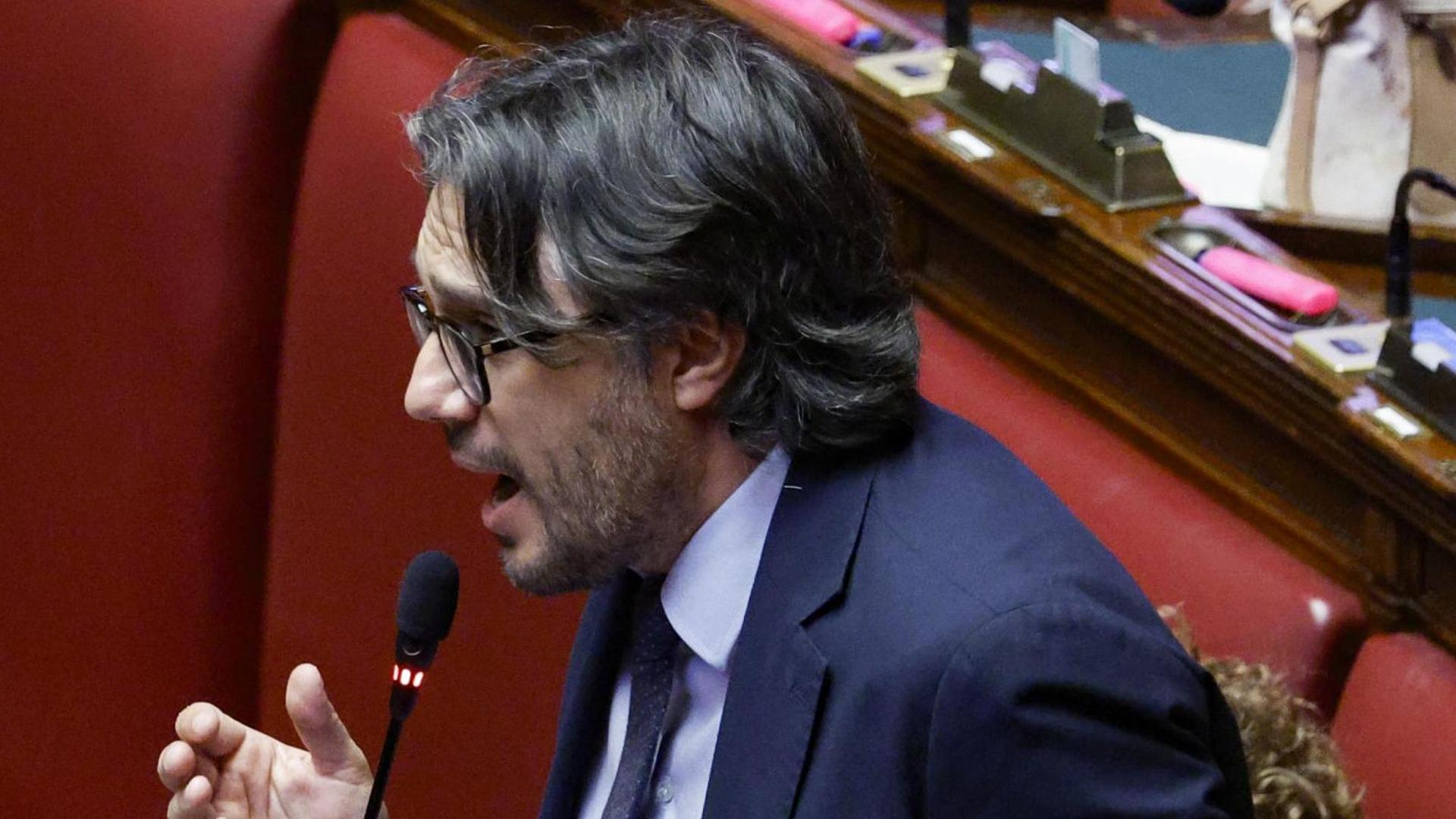 L’onorevole Silvestri, le ginocchiere e l’insostenibile sessismo del dibattito pubblico