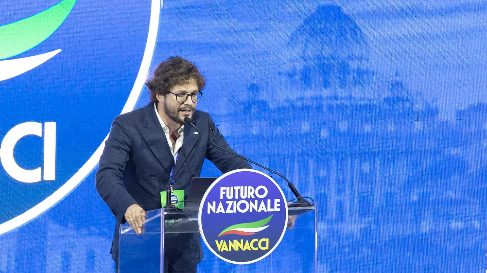 Almirante, mutui tricolore, crocifisso: il programma di Lorenzo Gasperini, l’ideologo di Vannacci