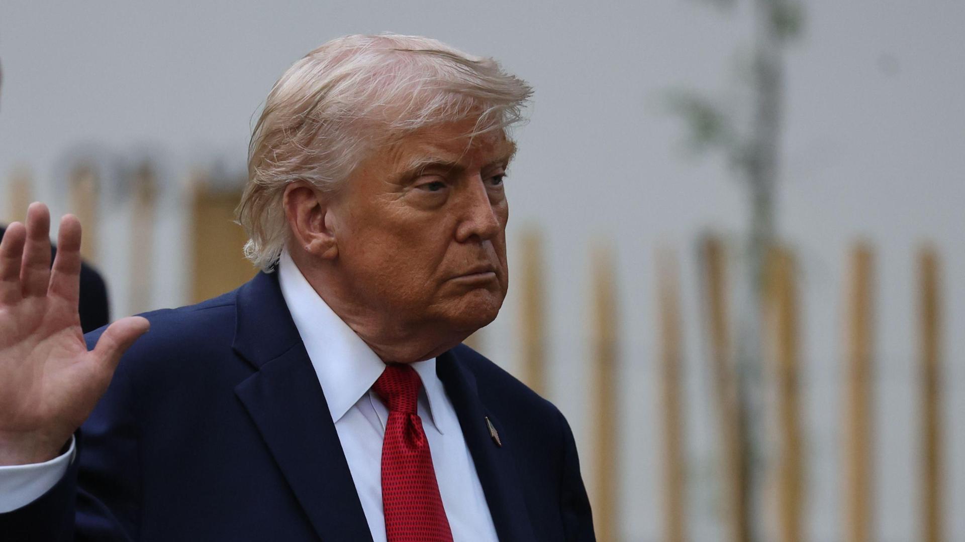 Trump: “Meloni vuole tornare amica per risalire nei sondaggi”. La premier: “La mia popolarità non è affar tuo”