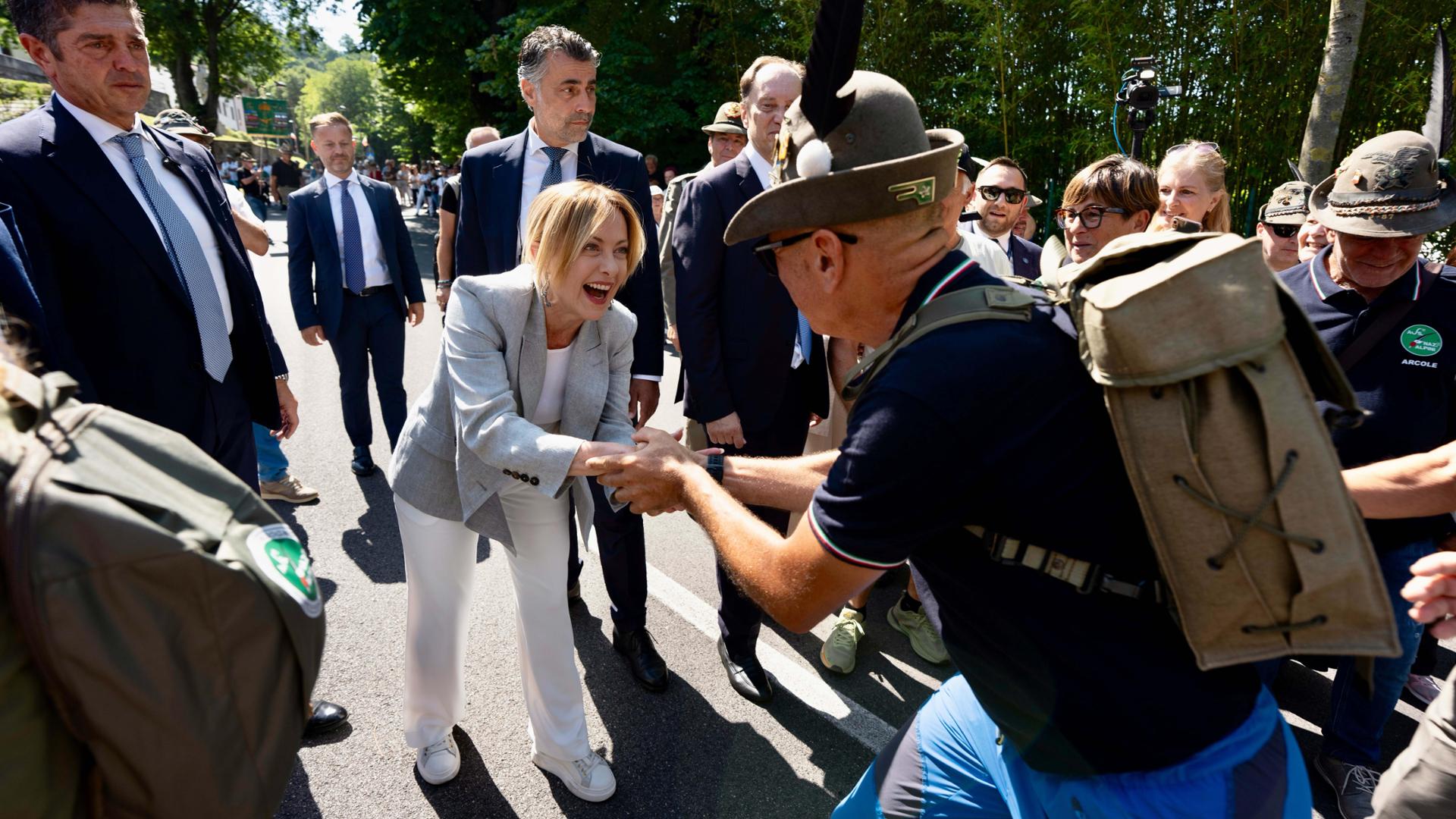 Trump, Vannacci e i guai degli alleati, la marcia alpina di Meloni che in un anno si gioca il bis