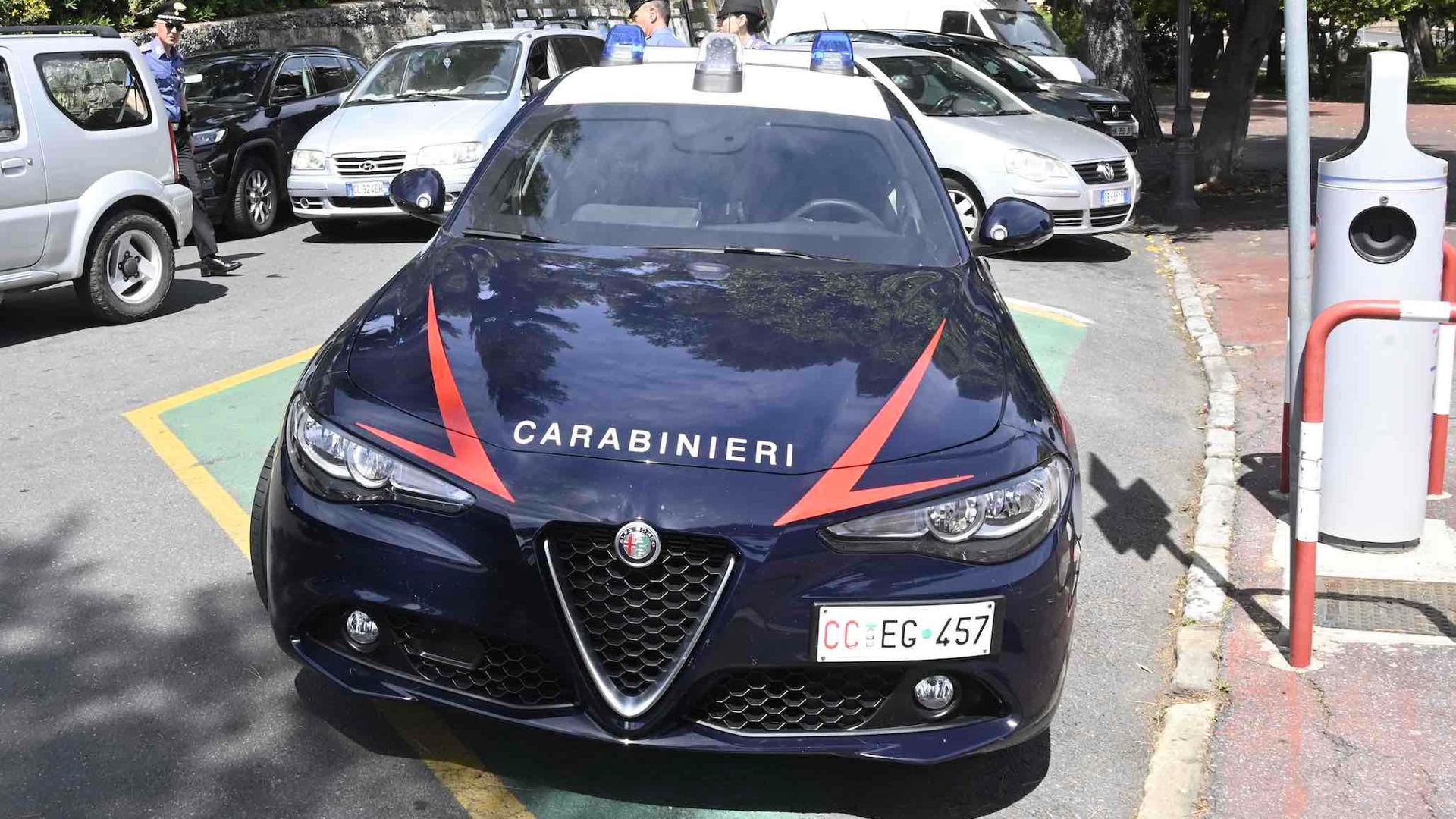 Salerno, donna trovata senza vita con segni sul collo