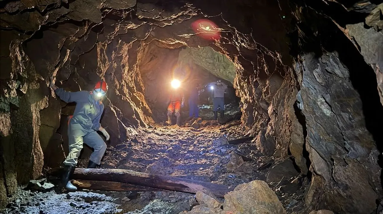 Primera expedición en setenta años al fondo de la mina de hierro de Monforte