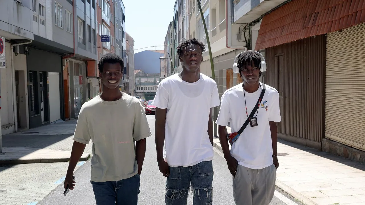 De Senegal a vivir en una tienda de campaña en Boiro: el drama de tres jóvenes con empleo fijo que se quedan sin piso en verano