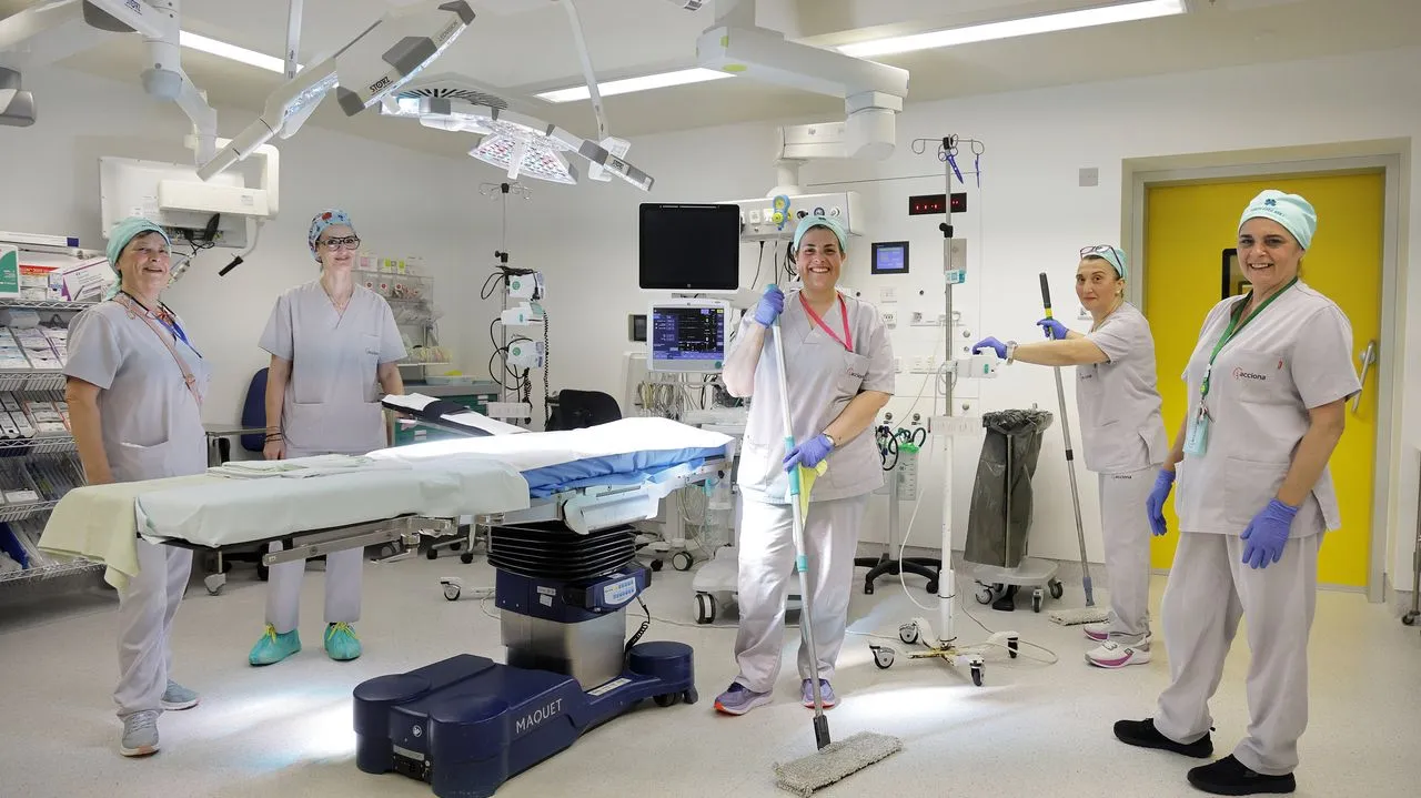 El orgullo de todo un país empieza en su mopa: «Como falle la limpieza, el hospital no funciona»