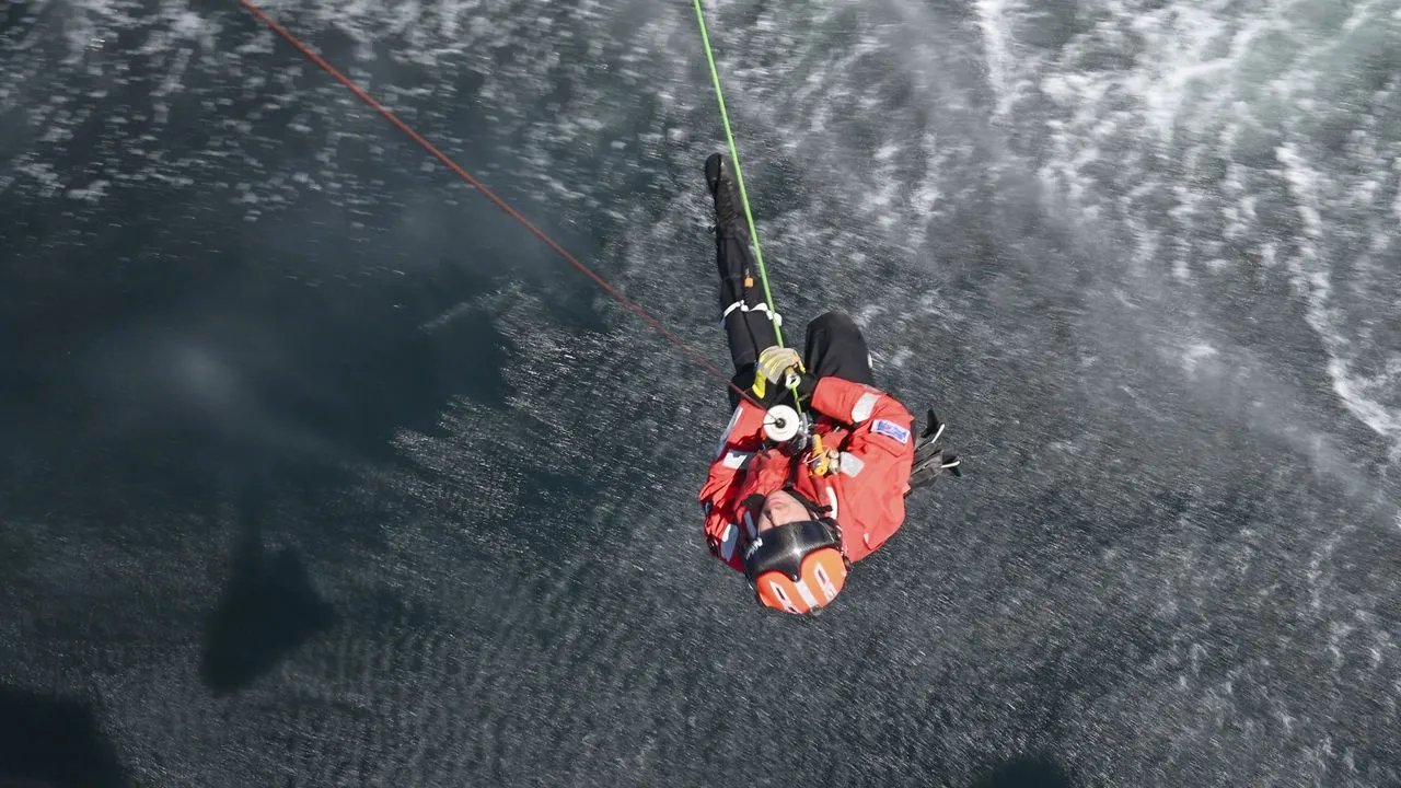 A bordo del Pesca 1, los ojos que cuidan del mar desde el cielo de la costa gallega