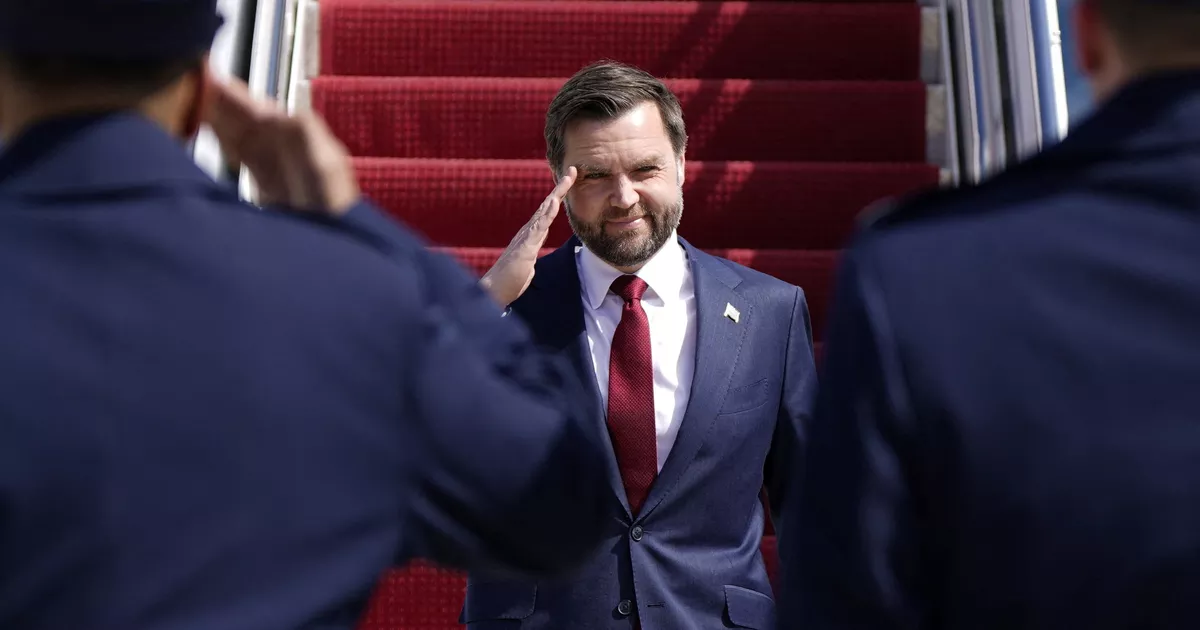 Des «êtres célestes qui volent partout et qui font des choses bizarres aux gens»: le vice-président JD Vance se dit «obsédé» par les ovnis