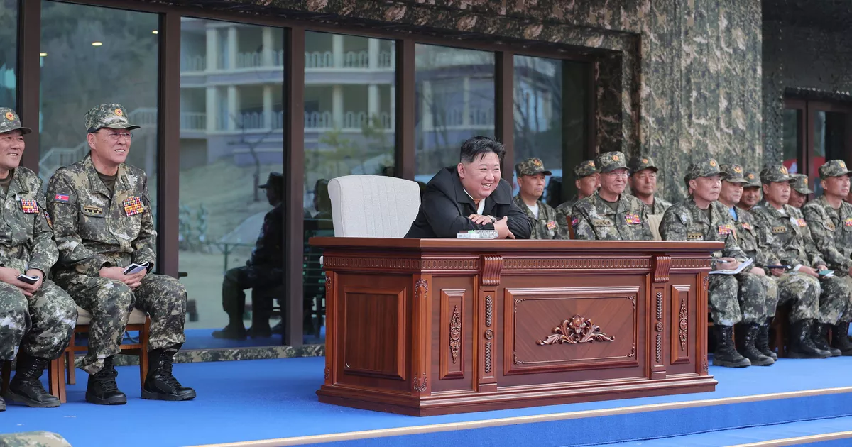 Corée du Nord: Kim Jong-un assiste à un nouvel essai de moteur de missile à combustible solide