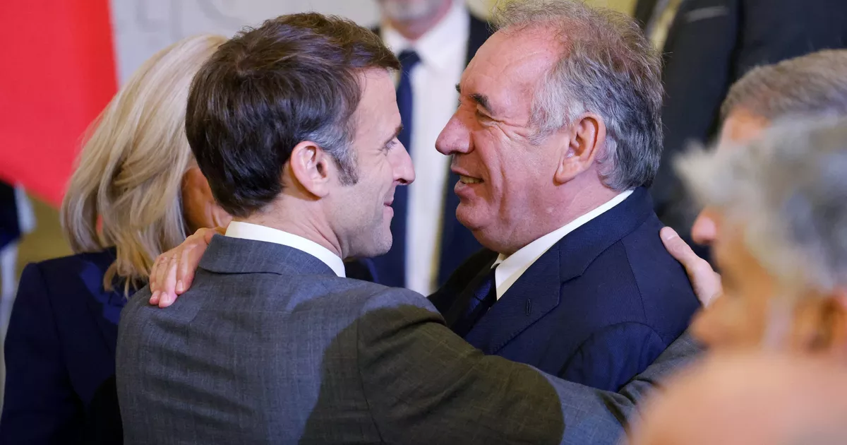 Le cadeau d’anniversaire secret de Macron à Bayrou... Les indiscrets du Figaro