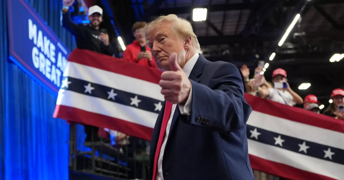 « Il en est réduit à acheter les gens » : Donald Trump promet des cadeaux faramineux à ses électeurs à l’approche des midterms