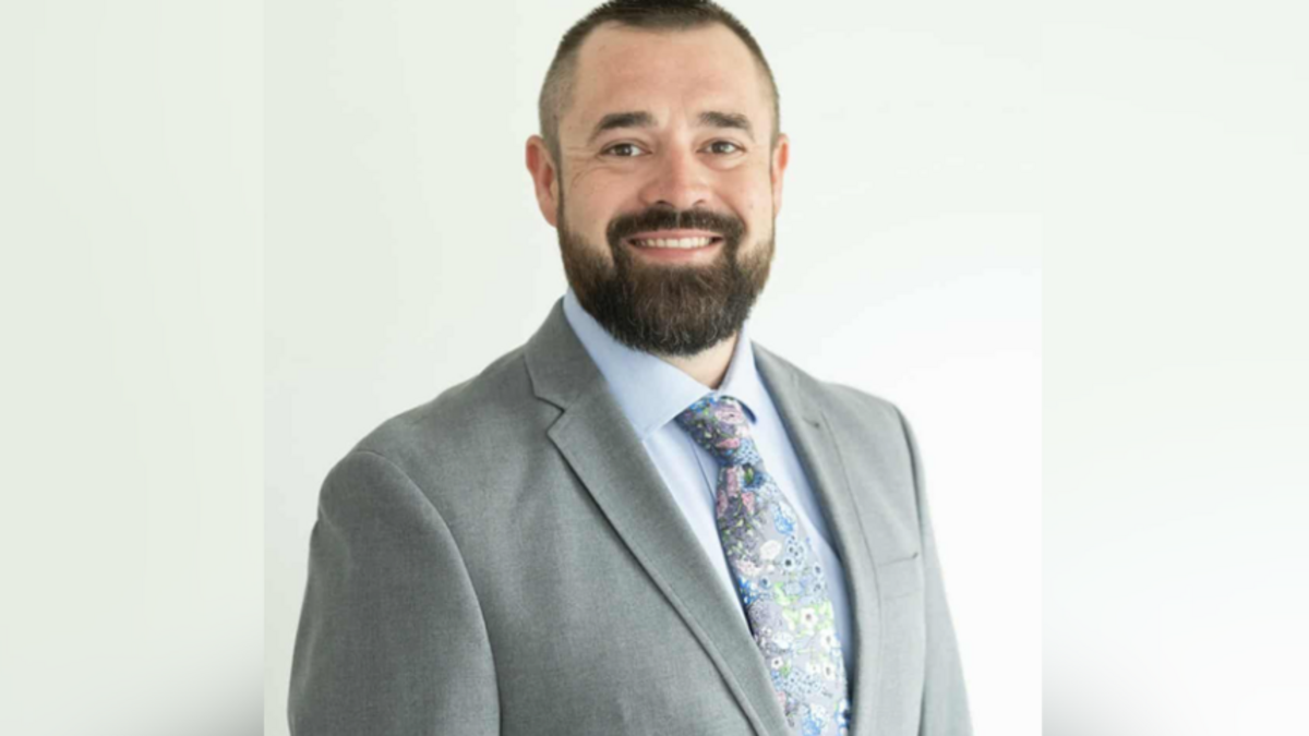 Arkansas: un père tueur d'agresseur sexuel remporte investiture républicaine pour shérif