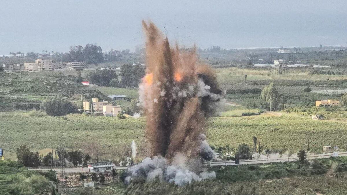 Israël détruit un pont au sud Liban, Aoun craint une invasion terrestre