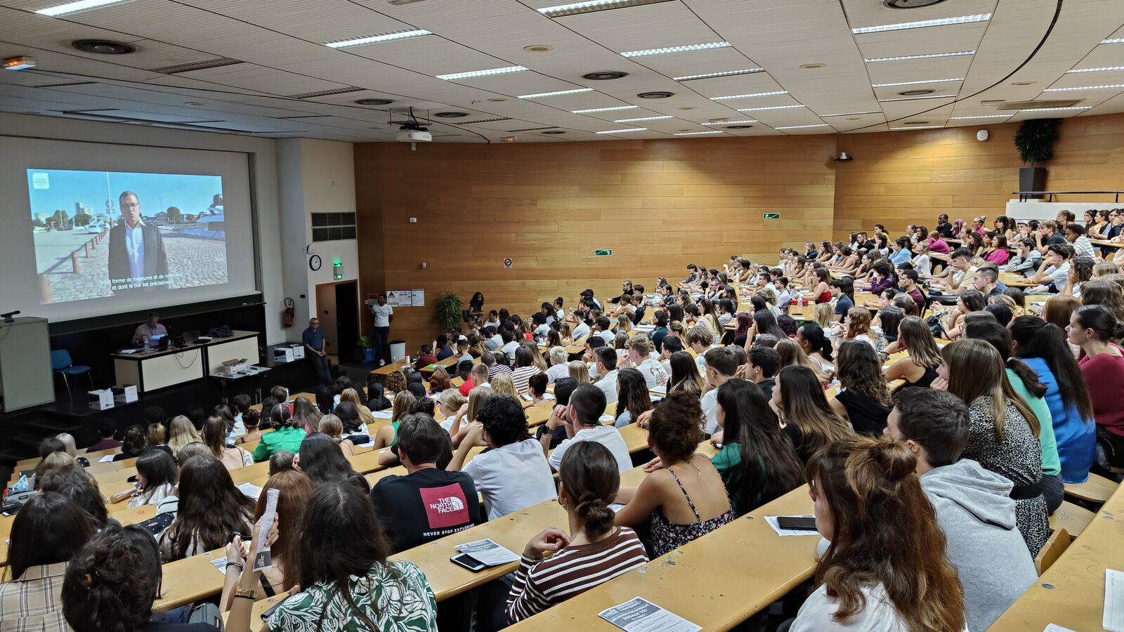 Un doctorant iranien qui avait dédié sa thèse à Ali Khamenei condamné pour « provocation à un acte de terrorisme en ligne »à 07h58