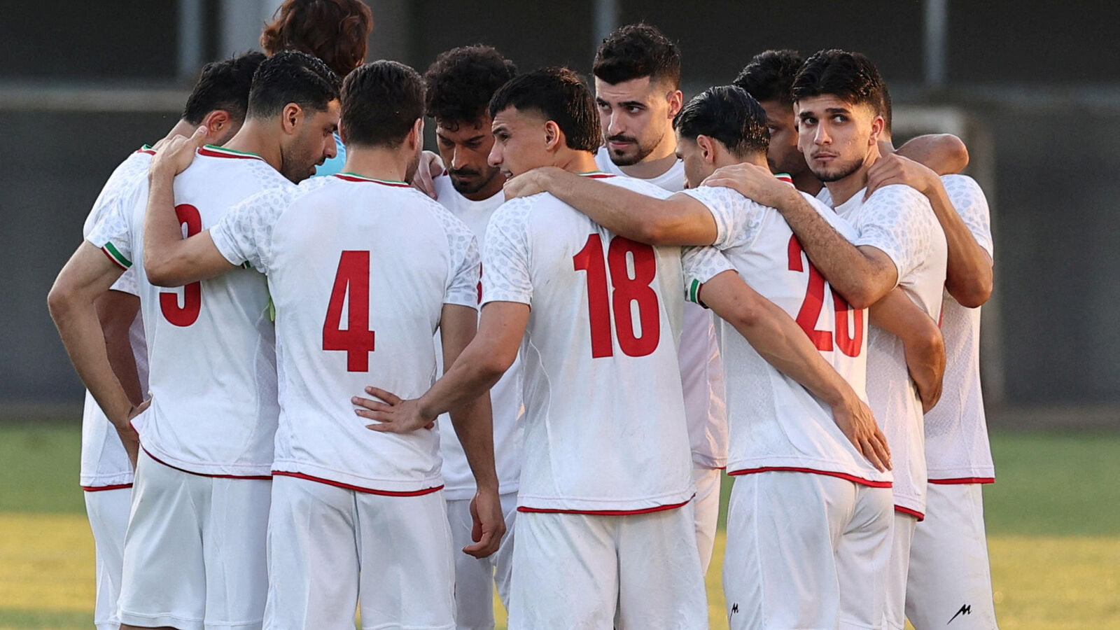 Coupe du monde 2026 : les Iraniens débarquent au Mexique avec un pin’s en hommage aux victimes du bombardement de l’école de Minabà 13h10