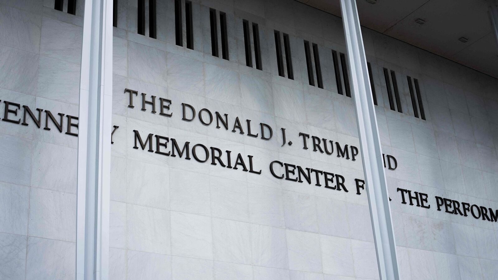 Le Kennedy Center retire le nom de Trump, le président américain en appelle au Congrès