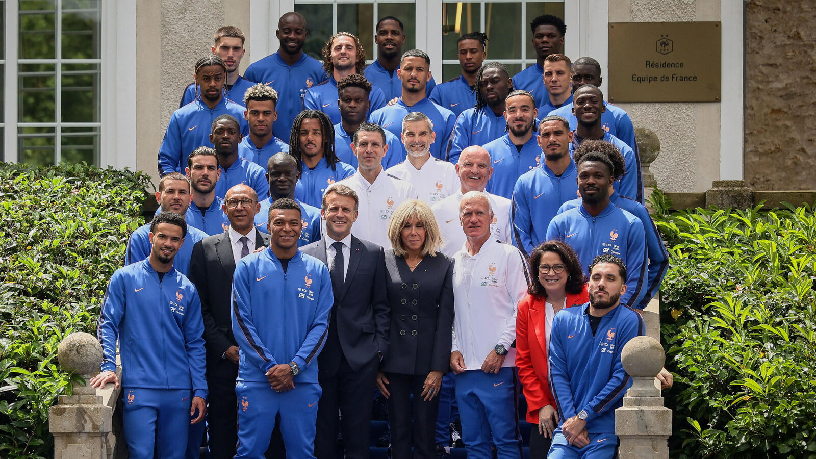 Des pierres porte-bonheur à mettre dans les chaussettes : l’étonnant cadeau de la ministre des Sports aux Bleus avant la Coupe du mondeà 12h20