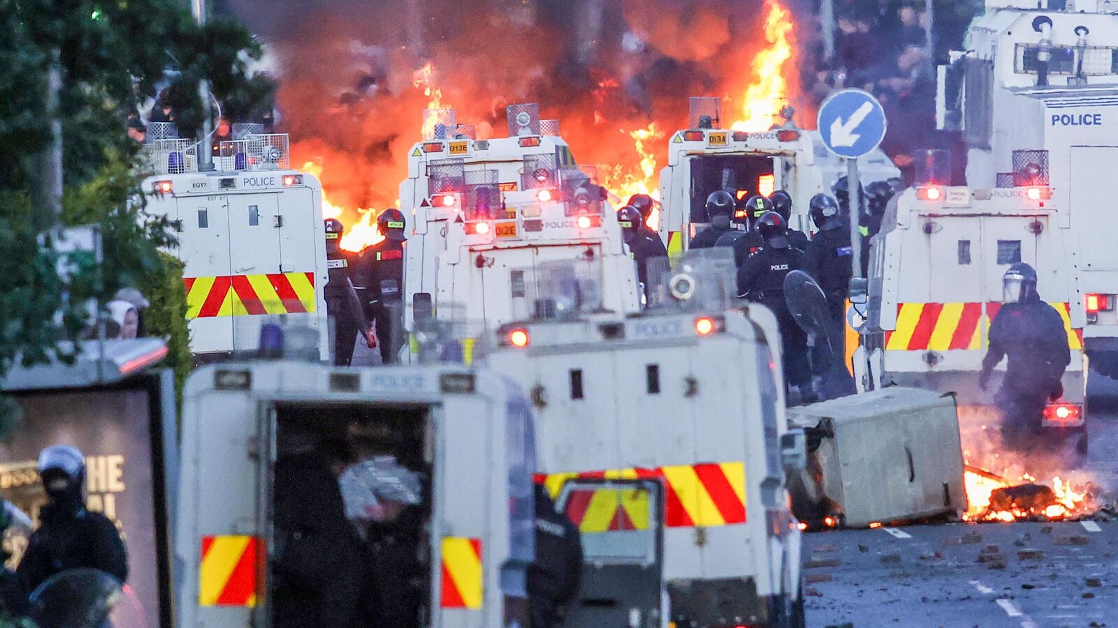 Belfast : une centaine de manifestants dispersés à l’aide de canons à eau lors d’une nouvelle nuit de protestations anti-immigrésà 08h39
