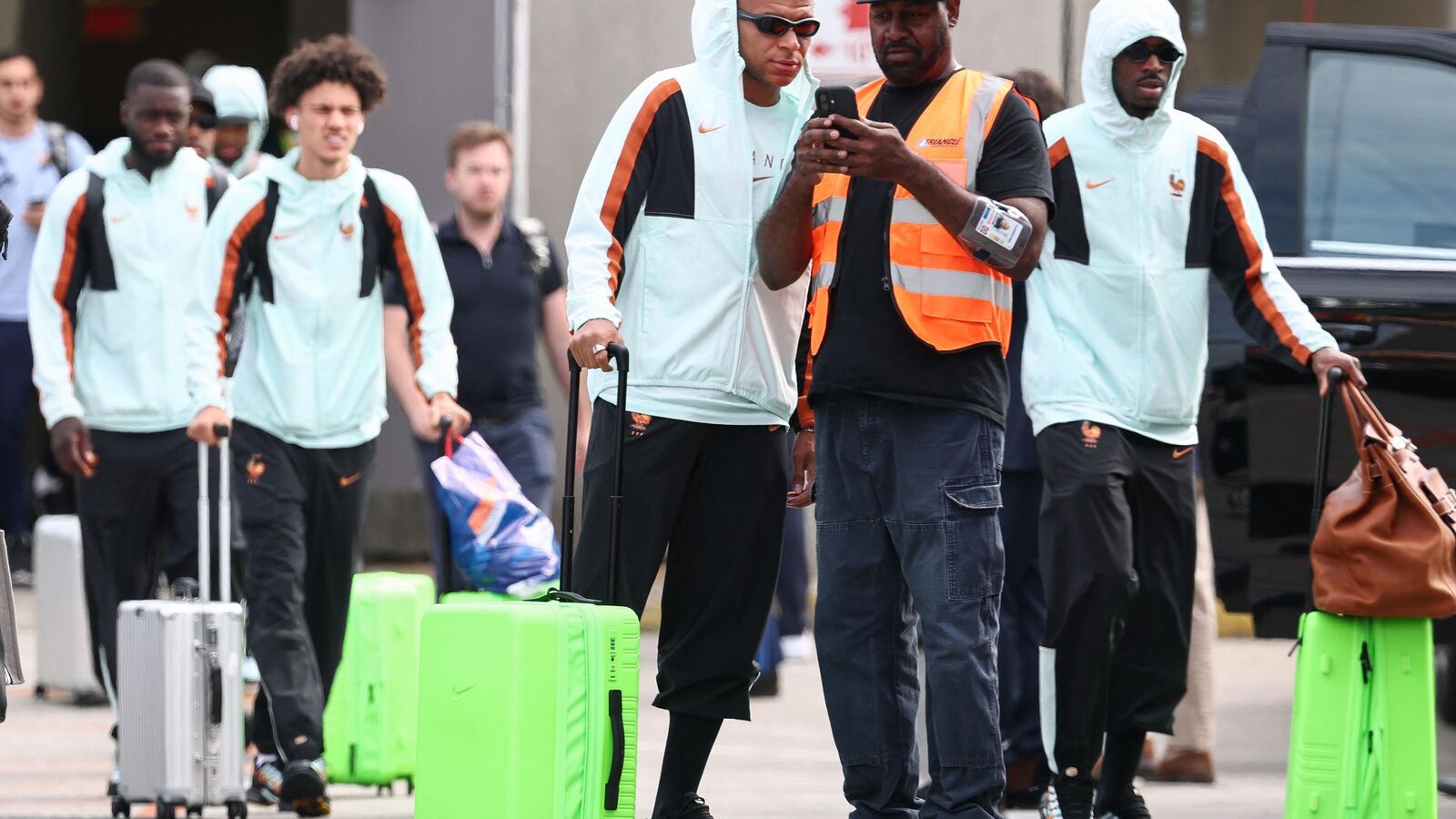 Selfies sur le tarmac et autographes aux supporters : accueil de star pour Kylian Mbappé aux États-Unis avant la Coupe du monde