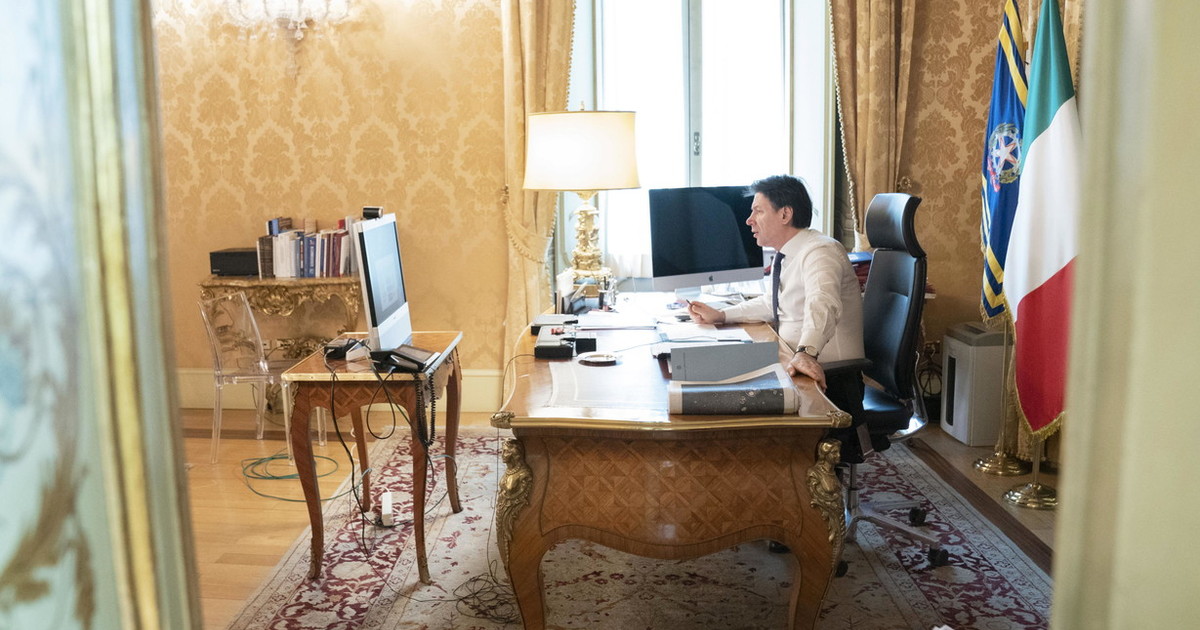 Giuseppe Conte e Arcuri, 1,2 miliardi alla Cina per le mascherine | Libero Quotidiano.it