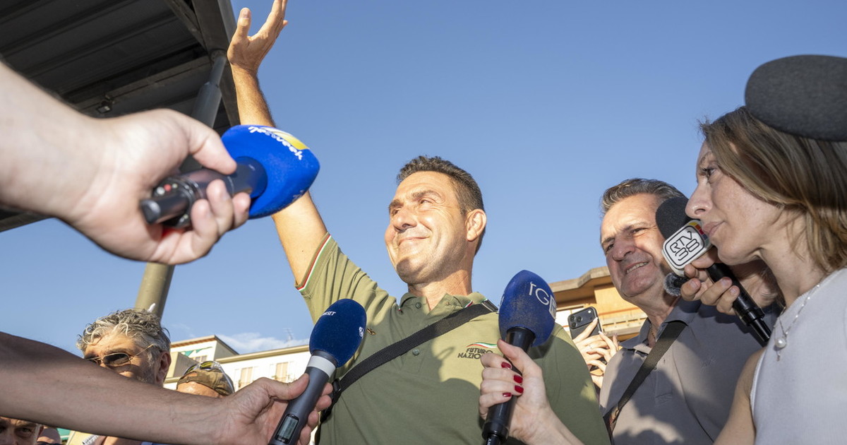 "Serva", gli "amici" di Vannacci ora insultano Meloni: scoppia il caso | Libero Quotidiano.it