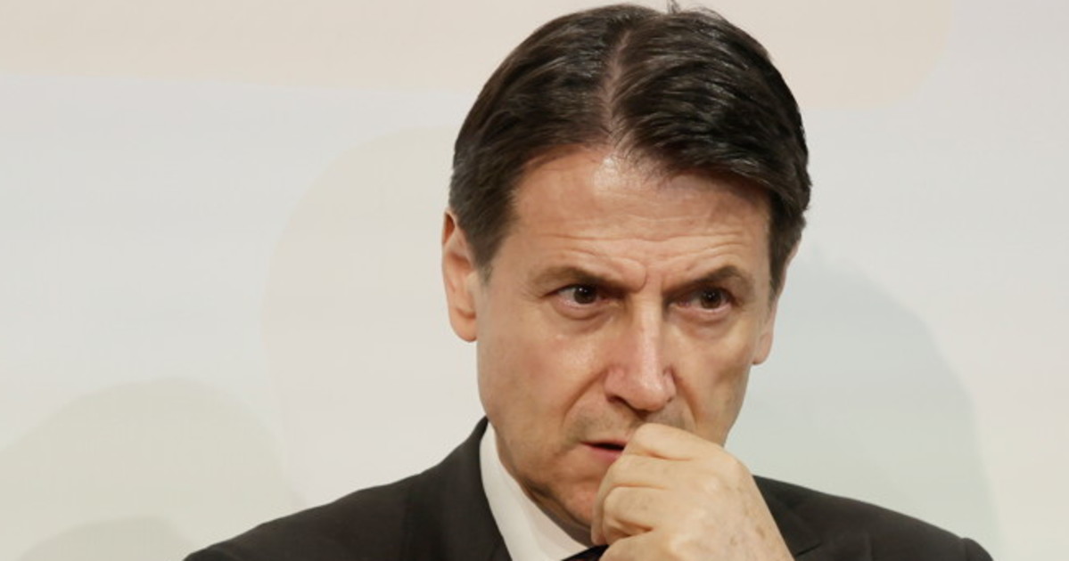 Covid, altra bomba giudiziaria su Giuseppe Conte: "Tamponi, esercizio abusivo della professione" | Libero Quotidiano.it