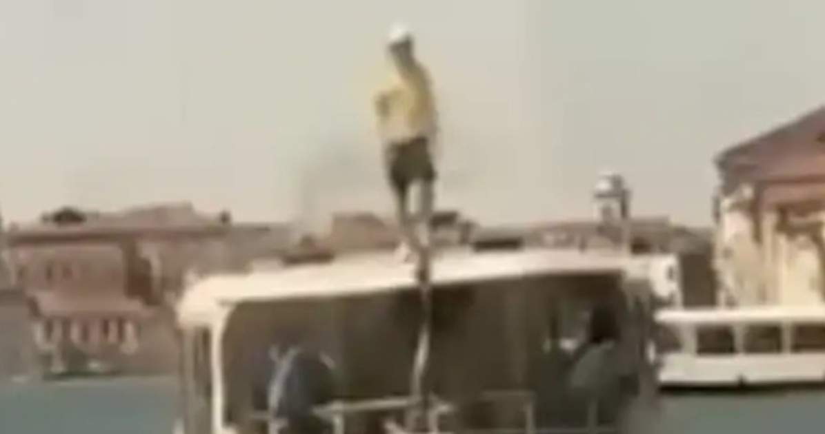 Venezia, il turista cafone sale sul tetto del vaporetto: finisce malissimo | Libero Quotidiano.it