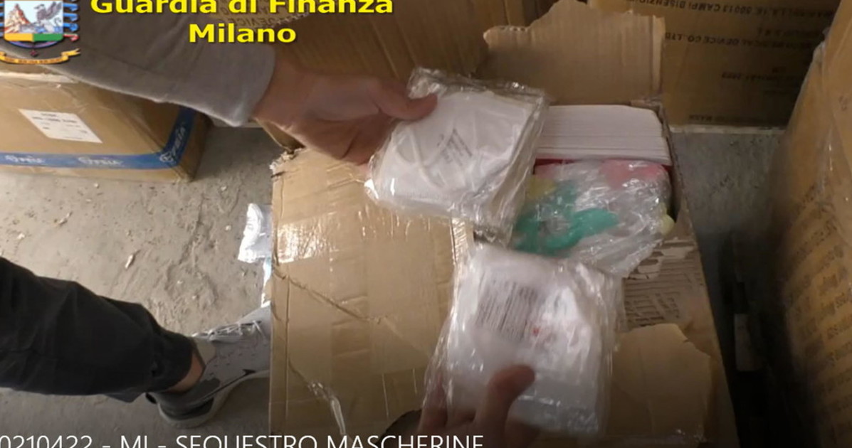 Il trucco delle dogane per salvare la montagna di mascherine false: "Via i finti marchi CE" | Libero Quotidiano.it
