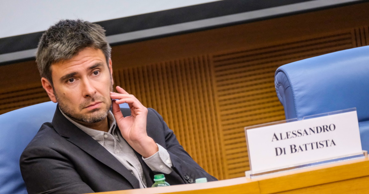 Alessandro Di Battista forza, ma ora smetti di lodare il regime comunista | Libero Quotidiano.it