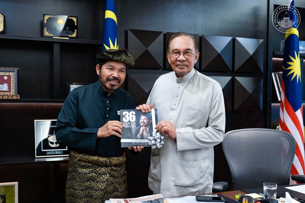 El Primer Ministro recibe la visita de despedida del Estadista Jefe Uzir Mahidin antes de su jubilación y le agradece años de servicio
