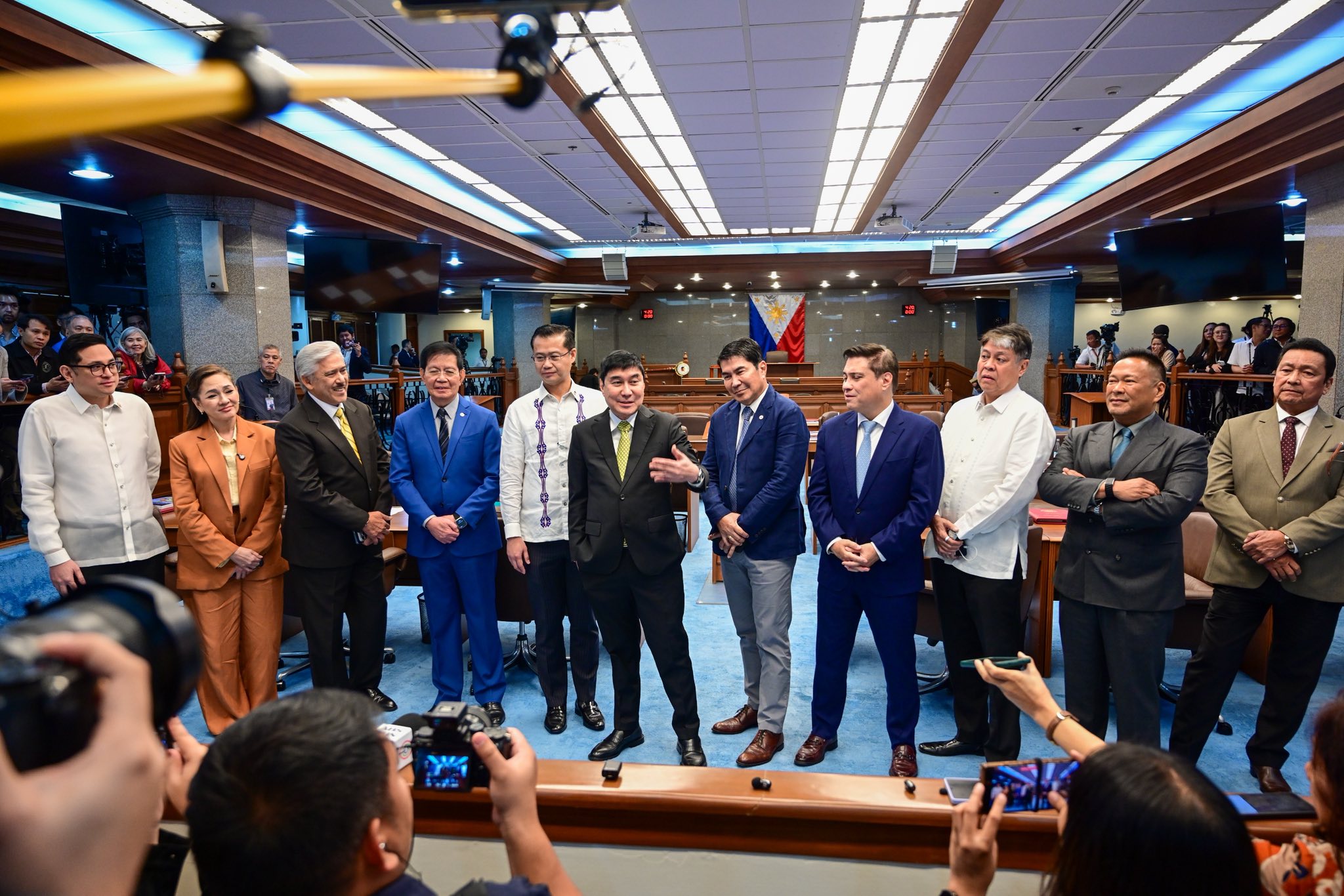‘Resign!’ Senate minority bloc tells Cayetano