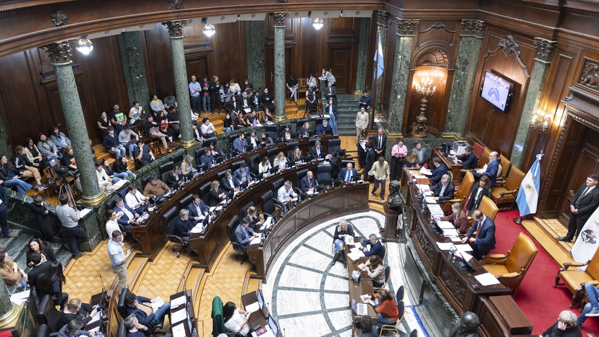 La Legislatura porteña sancionó una ley para familias endeudadas y avaló el financiamiento para la Línea F