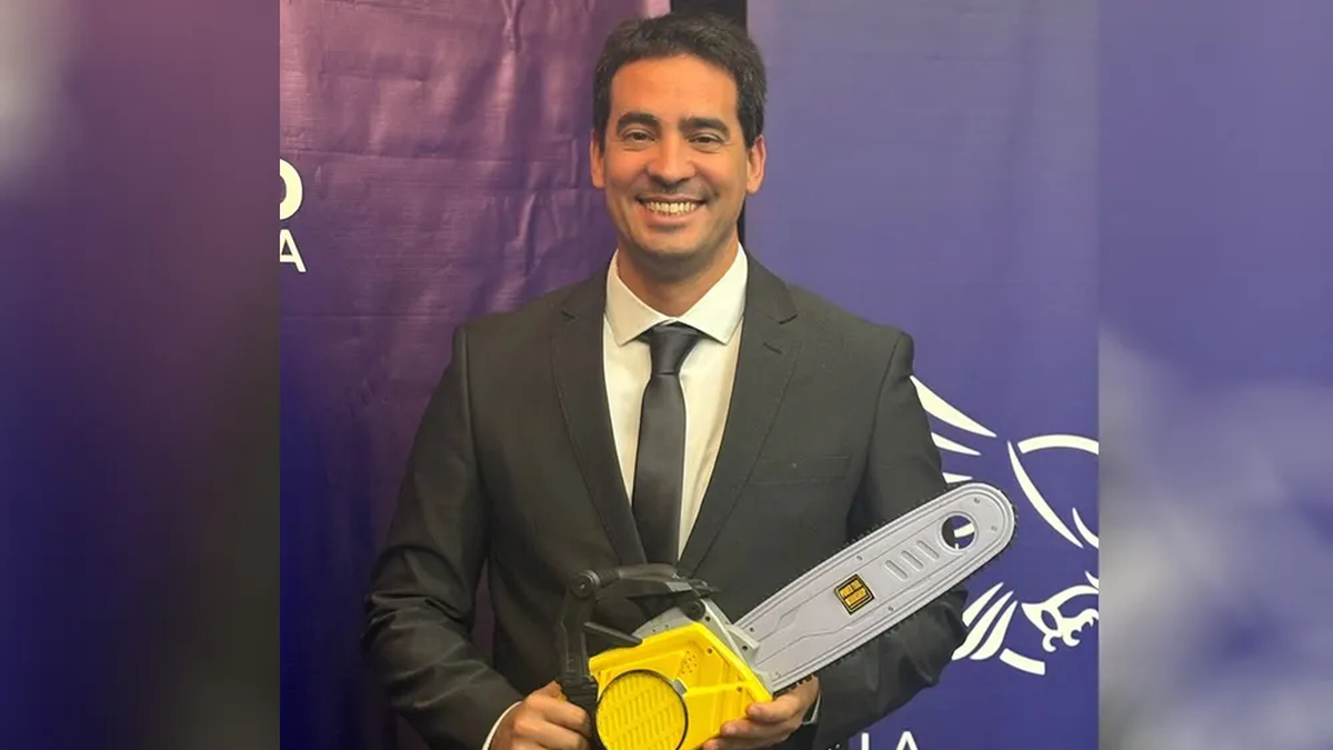 Desde "flojito conceptualmente" a "imbécil total": los ásperos tuits entre Adrián Ravier y Javier Milei en el pasado