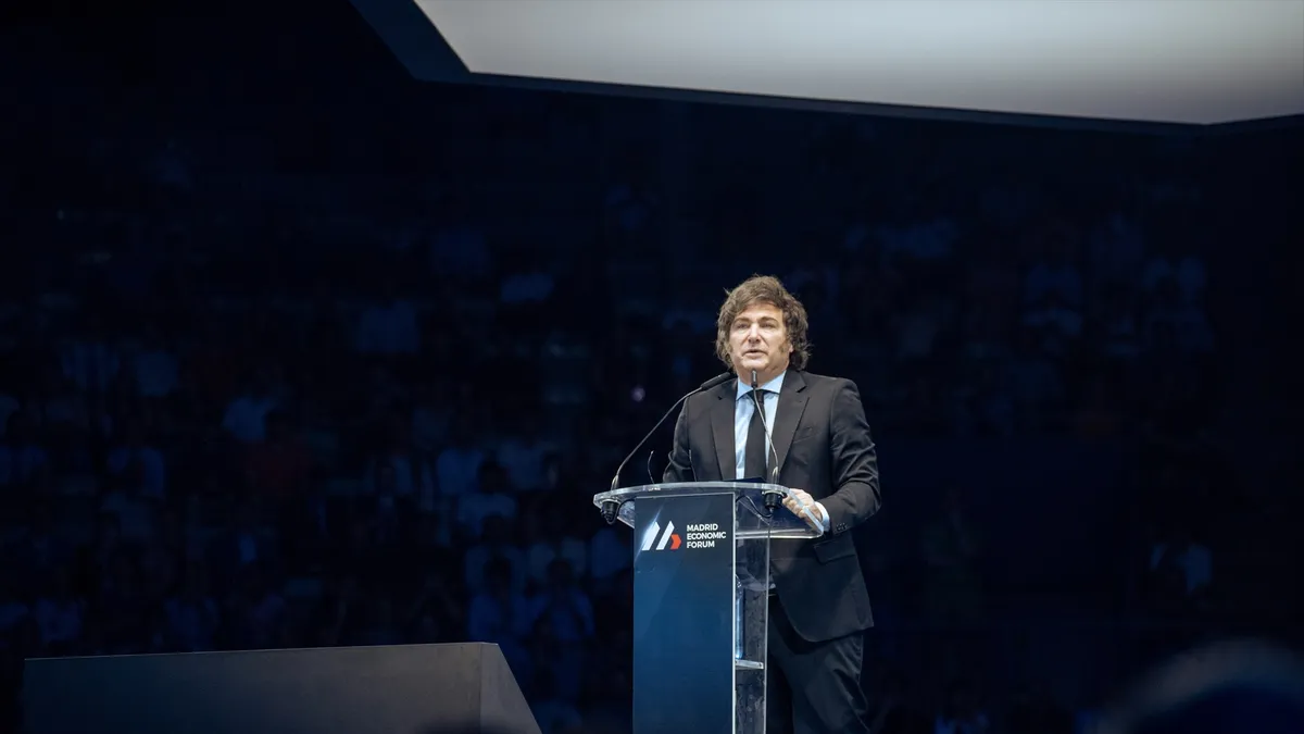 Javier Milei emprendió su viaje a España, sin reuniones oficiales
