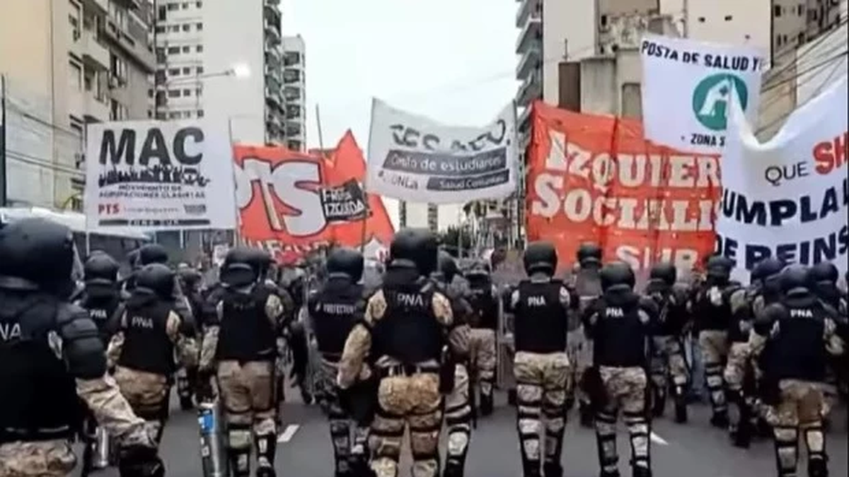 Manifestantes y Policía, frente a frente: corte total en el Puente Pueyrredón por el aniversario de Kosteki y Santillán