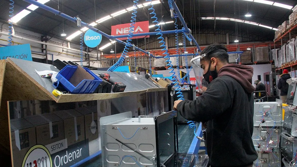 La industria sufre un combo letal entre la falta de gas y los altos precios del GNL