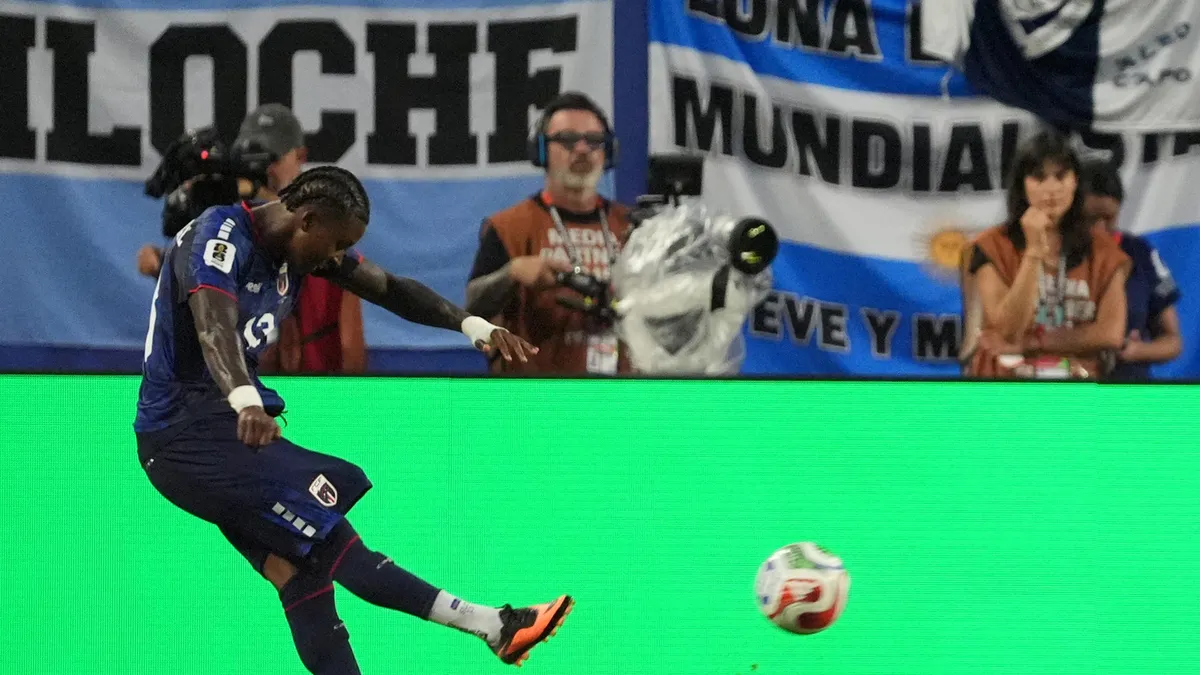 La historia de Sidny Lopes y el motivo de su llamativo festejo de gol subiendo a la platea ante Argentina
