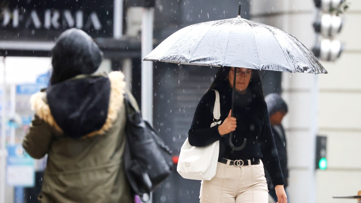 Lluvia sorprende a capitalinos: Se registran precipitaciones en distintos puntos de Santiago
