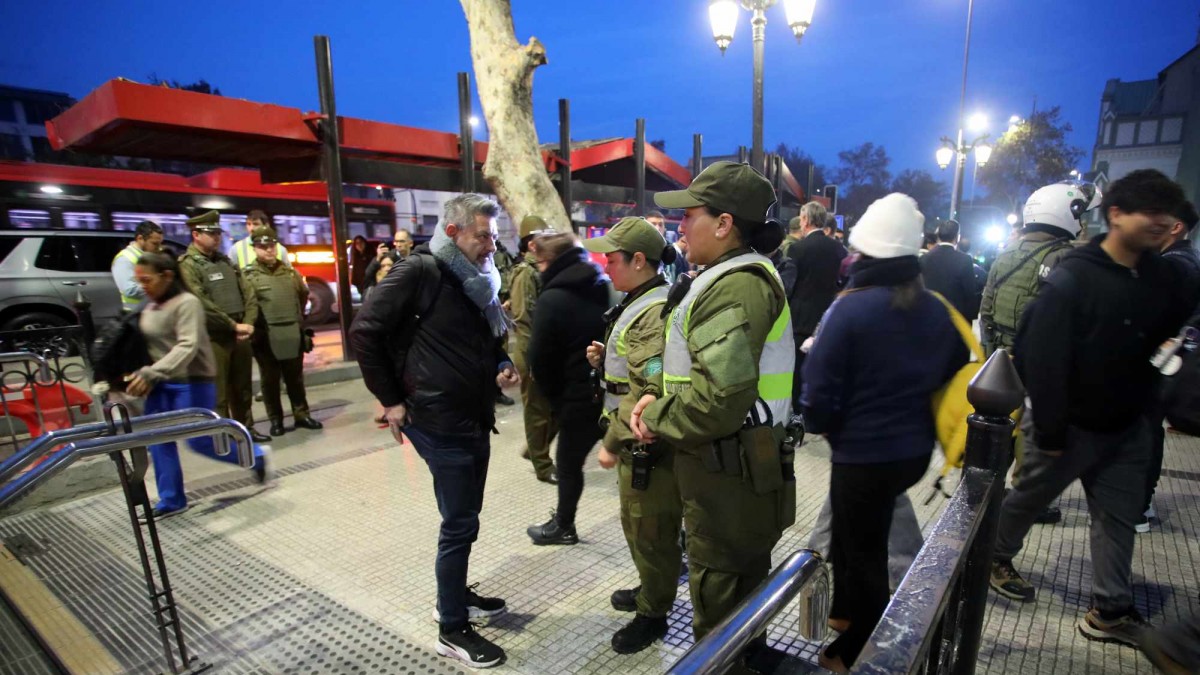 Amplio despliegue policial en Santiago: Ministro de Seguridad lidera operativo de copamiento en el Eje Alameda