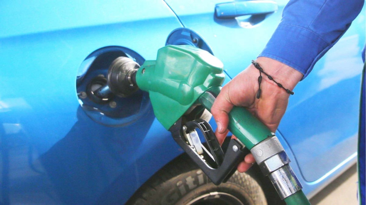 Proyectan que bencinas seguirían bajando: ¿A cuánto llegaría el precio de los combustibles?