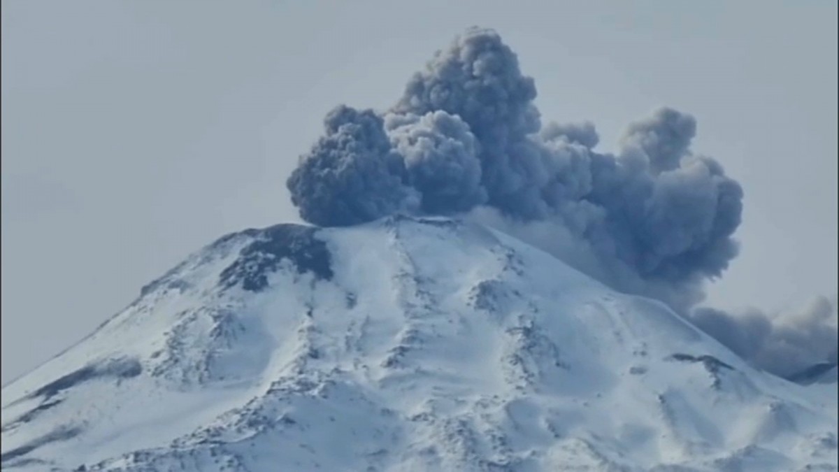 Experto y expulsión de ceniza en Complejo volcánico Nevados de Chillán: "Ese material ya indica que hay una erupción en curso"