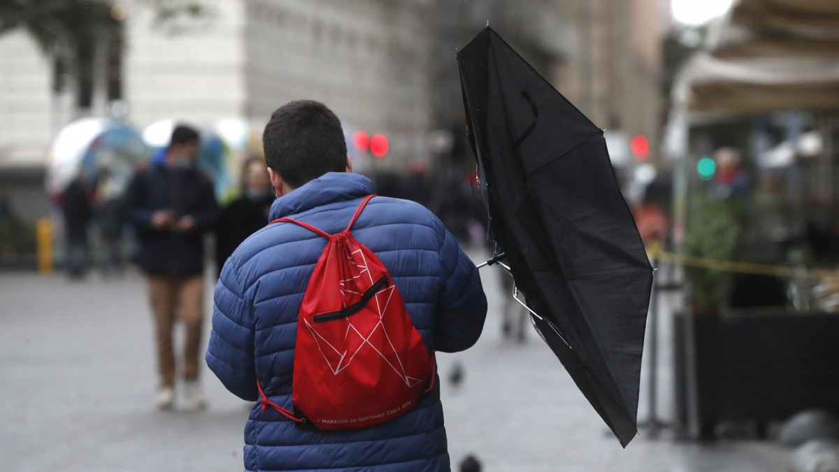 Rachas de hasta 100 km/h: Meteorología emite "alerta" por vientos en zonas de tres regiones del país