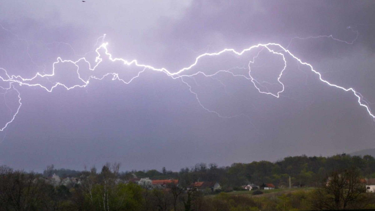Por "baja segregada": Emiten aviso por probables tormentas eléctricas en tres regiones del país