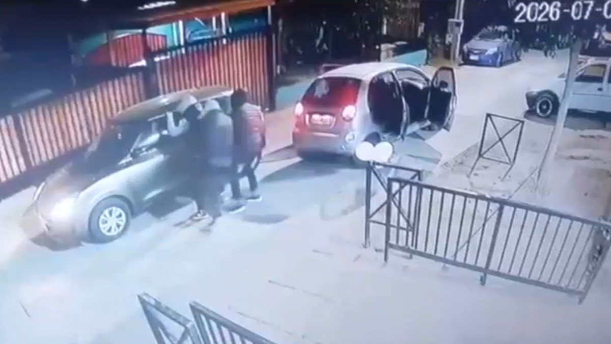 Se resistió al asalto y la tiraron al suelo: Conductora sufre el robo de su vehículo por parte de tres delincuentes en Ñuñoa