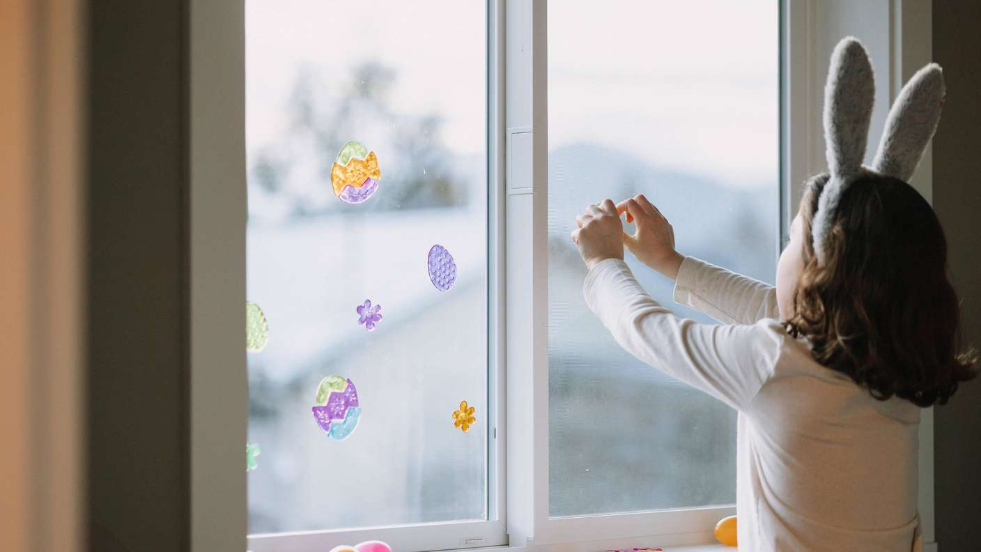 Jetzt schon für Osterstimmung sorgen: Schönes Fensterbild mit Kindern basteln